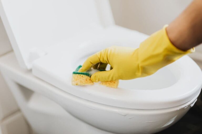 WIE MAN EINE TOILETTE REPARIERT, DIE AM BODEN UNDICHT IST - Heim-Garten-Tipps.de